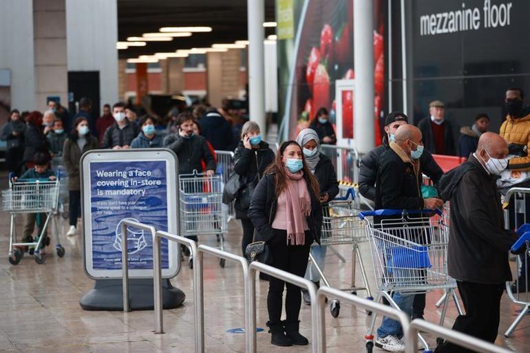 Son dakika...Fransa - İngiltere sınırında kıyameti andıran görüntüler! Marketlerde stok alarmı verildi!