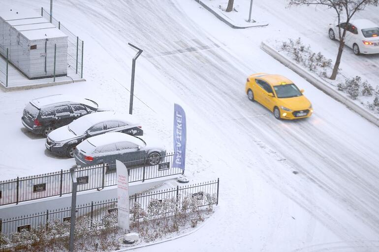 Son dakika haberler: Ankarada kar yağışı etkili oldu Her yeri beyaza bürüdü: Meteorolojiden yeni uyarı
