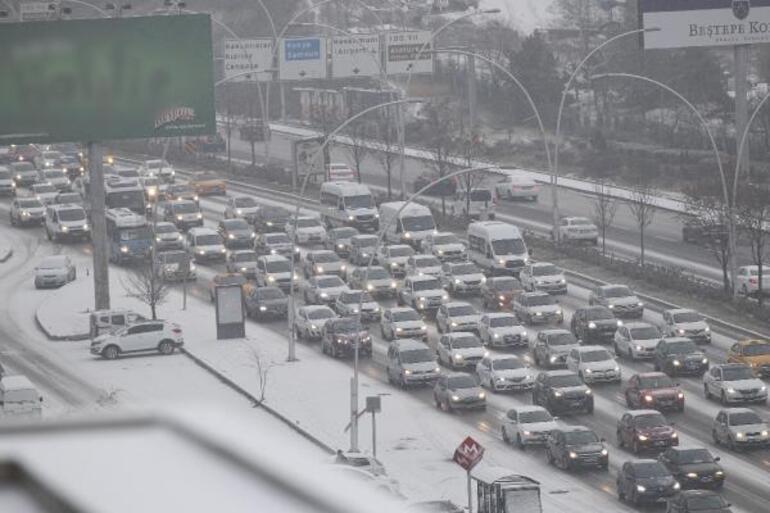 Son dakika haberler: Ankarada kar yağışı etkili oldu Her yeri beyaza bürüdü: Meteorolojiden yeni uyarı