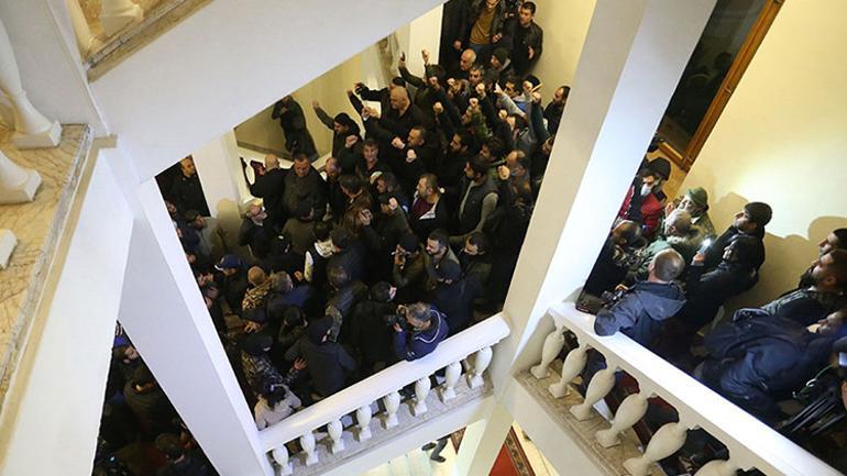 Son dakika... Ermenistan'da olay üstüne olay! Protestocular Başbakanlık binasını kuşattı...