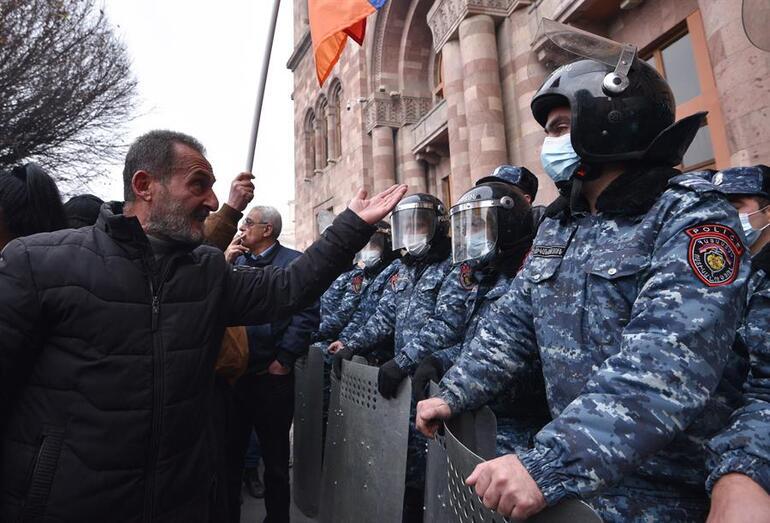 Son dakika... Ermenistan'da olay üstüne olay! Protestocular Başbakanlık binasını kuşattı...