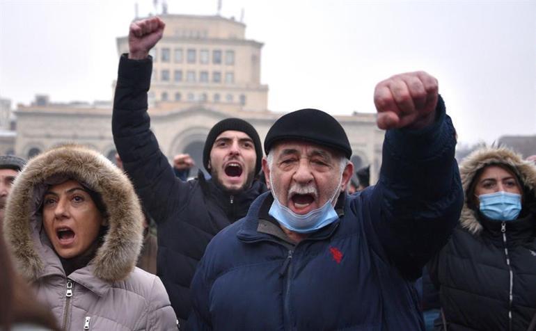 Son dakika... Ermenistan'da olay üstüne olay! Protestocular Başbakanlık binasını kuşattı...