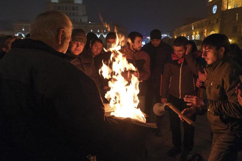 Last minute ... Incident after incident in Armenia Protesters surrounded the First Ministry building ...