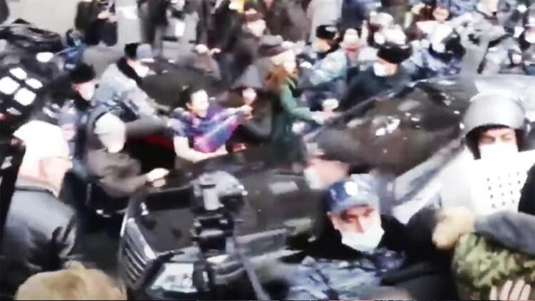 Son dakika... Ermenistanda olay üstüne olay Protestocular Başbakanlık binasını kuşattı...