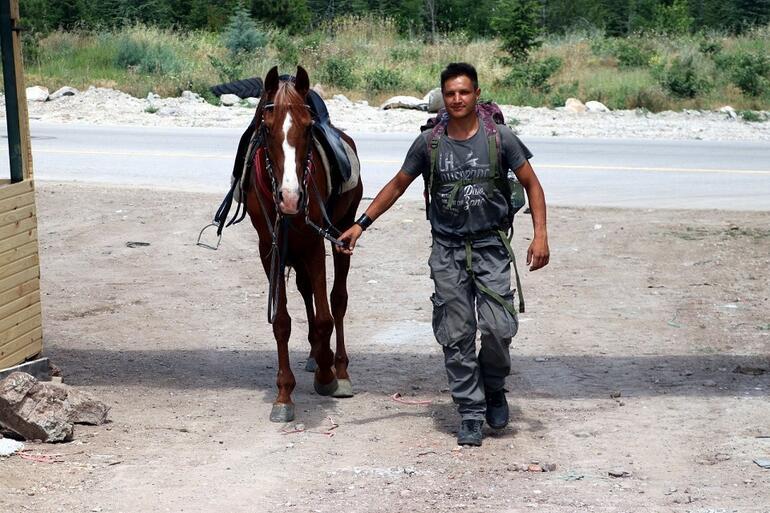 At sırtında bir seyyah… 14 gün at üzerinde yol yaptı, hatta beraber kamp yapıyorlar