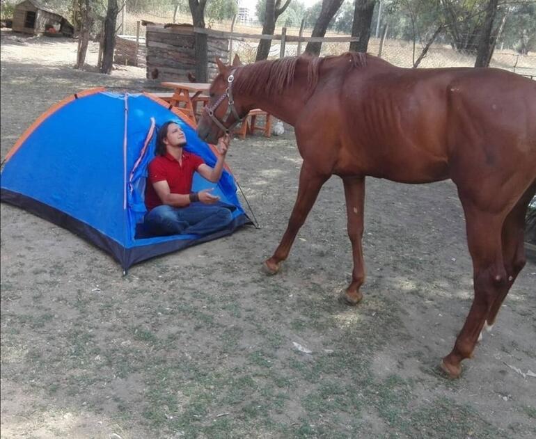 At sırtında bir seyyah… 14 gün at üzerinde yol yaptı, hatta beraber kamp yapıyorlar