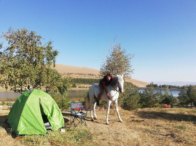 At sırtında bir seyyah… 14 gün at üzerinde yol yaptı, hatta beraber kamp yapıyorlar