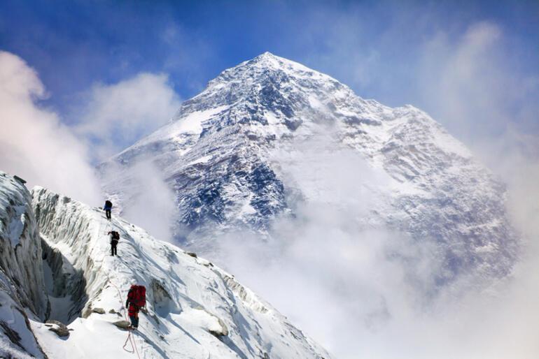 Everest’in zirvesinde bulundu! Dünyada şimdiye kadar böylesine rastlanmadı…