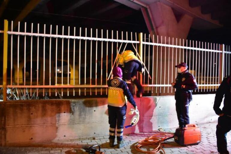 Son dakika haberler: İzmirde genç kız erkek arkadaşıyla tartıştı, köprüden raylara atladı