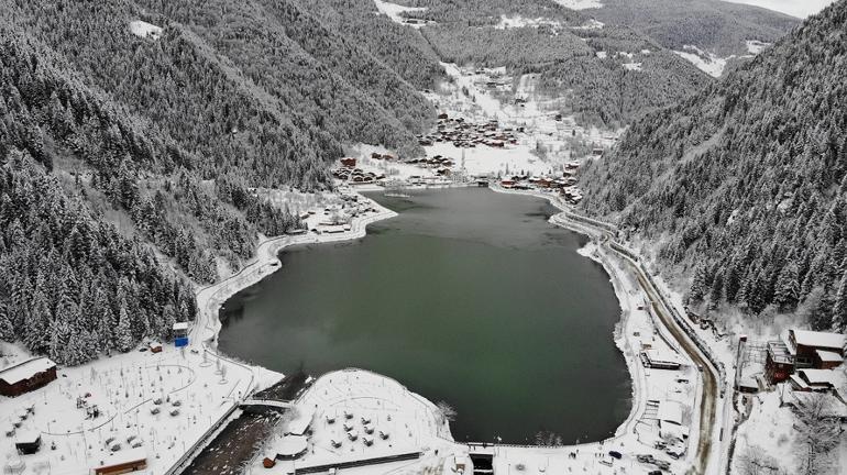 Her yıl binlerce turistin ziyaret ettiği Uzungöl son aylarda sessizliğini koruyor... Yılbaşına sessiz girecek