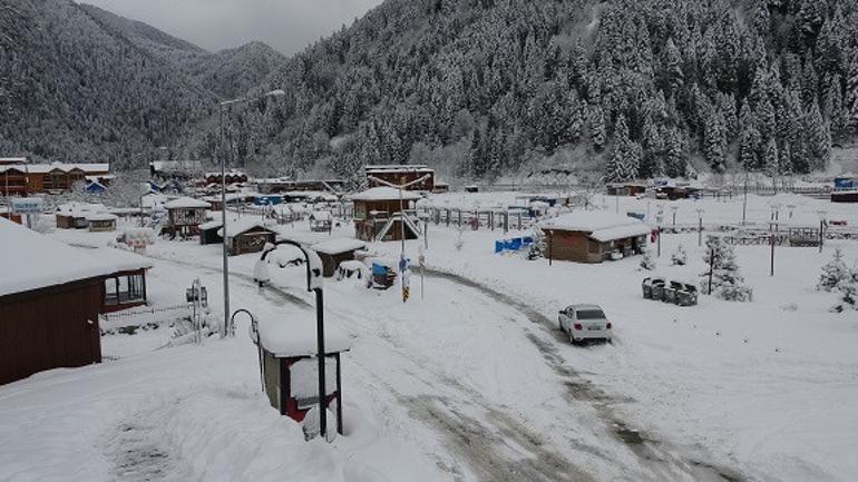 Her yıl binlerce turistin ziyaret ettiği Uzungöl son aylarda sessizliğini koruyor... Yılbaşına sessiz girecek