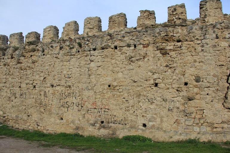 Sinop'ta tarihi surlara saygısızlık