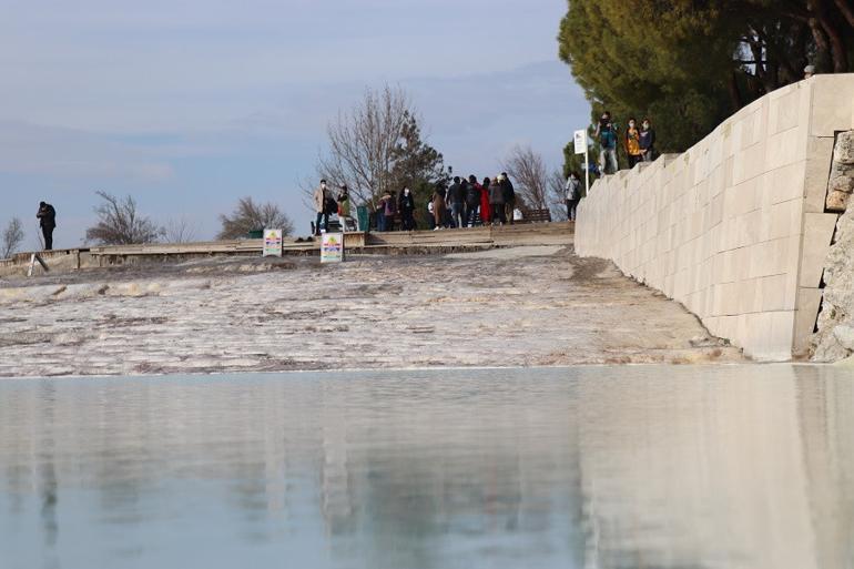 Kısıtlamadan muaf olan turistler Pamukkale’ye doyamadı