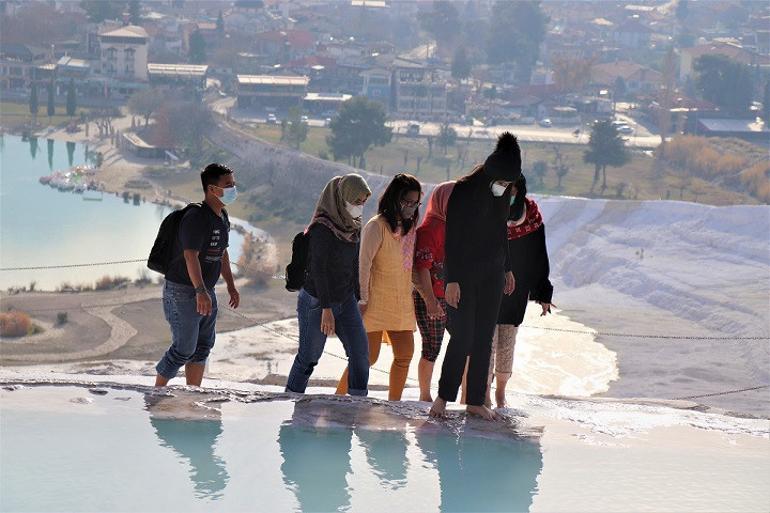 Kısıtlamadan muaf olan turistler Pamukkale’ye doyamadı