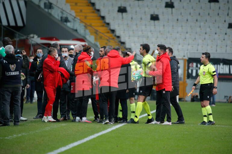 Beşiktaş - Sivasspor maçında Arda Kardeşler'e telefonu gösteren Hakan Arslan, kırmızı kart gördü!