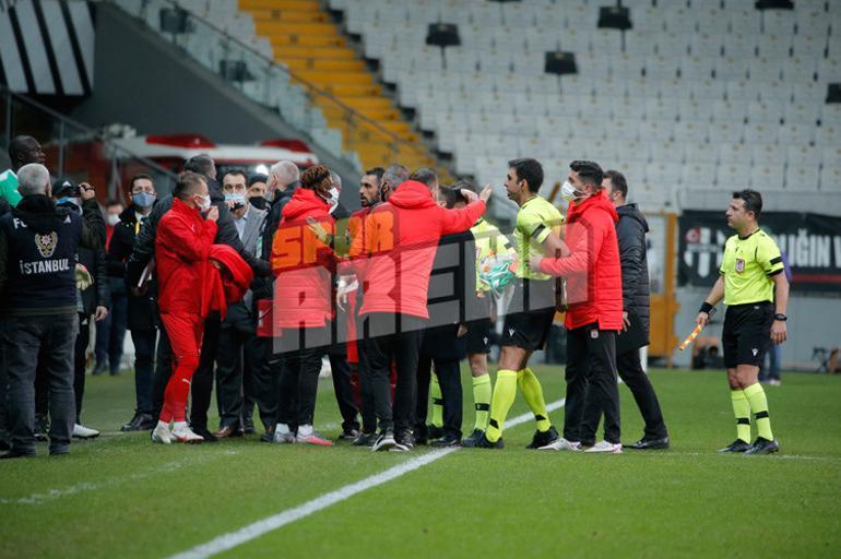 Beşiktaş - Sivasspor maçında telefonu gösterdi, kırmızı kart gördü!