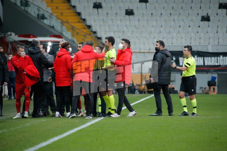 Beşiktaş - Sivasspor maçında telefonu gösterdi, kırmızı kart gördü!