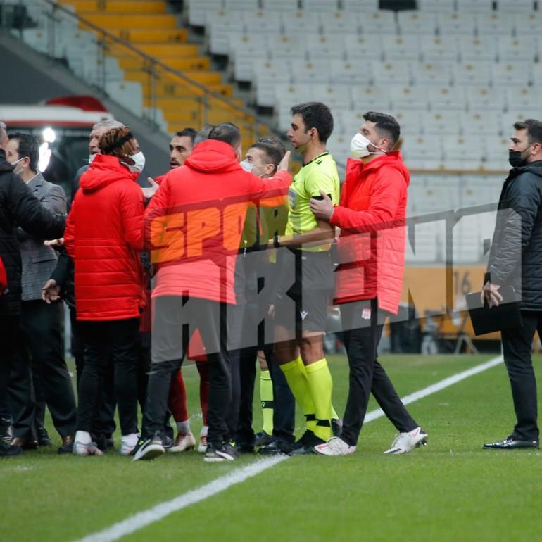 Beşiktaş - Sivasspor maçı taç pozisyonu! Top çizgiyi geçti mi? Ahmet Çakar, Erman Toroğlu ve Deniz Çoban ne diyor...