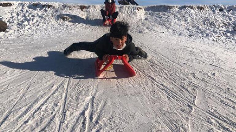 Karsta çocukların kızak keyfi