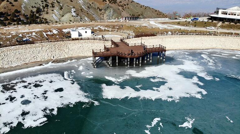Buz tutan Ergan Dağı kartpostallık görüntü oluşturdu