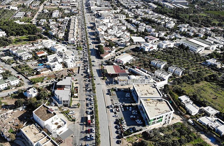 Bodruma akın ettiler Kilometrelerce kuyruk oldu