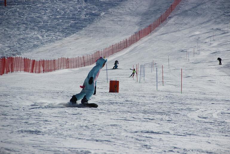 Erzurum’da kayak severler eğlenceye doyamadı
