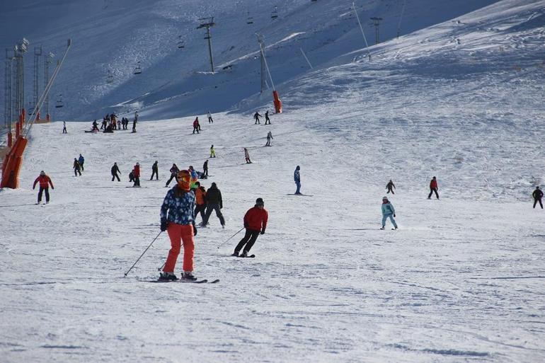 Erzurum’da kayak severler eğlenceye doyamadı