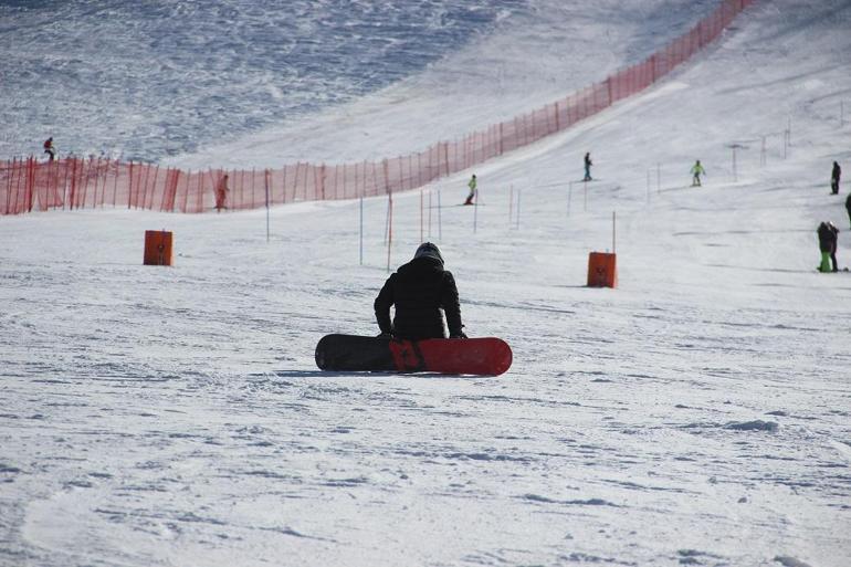 Erzurum’da kayak severler eğlenceye doyamadı