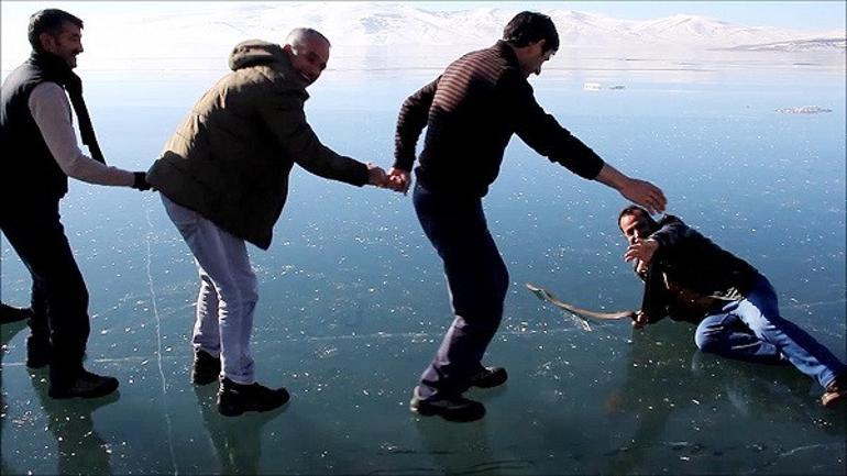 Yüzeyi buz tutan Çıldır Gölü'nde 'aşık' oynadılar