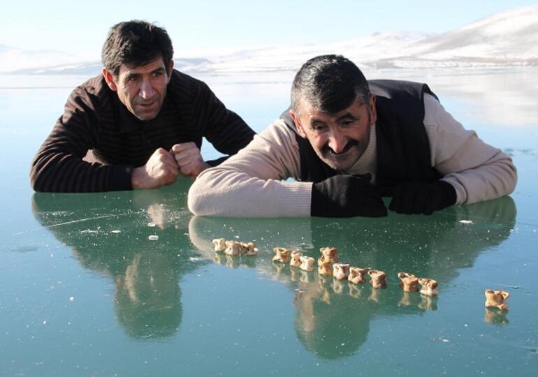 Yüzeyi buz tutan Çıldır Gölü'nde 'aşık' oynadılar