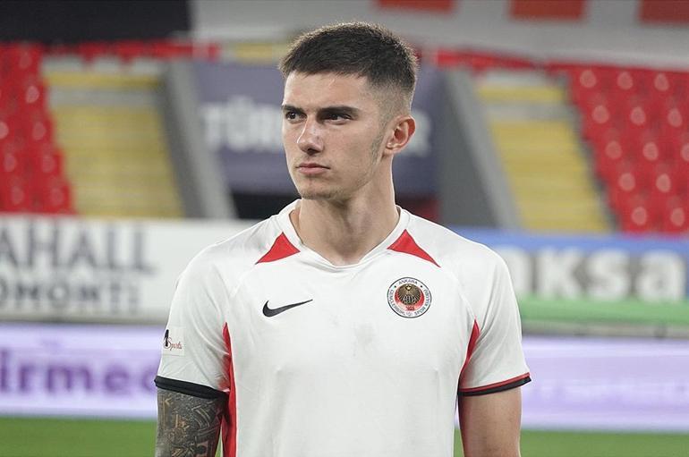 Berat Özdemir, Fenerbahçe'nin daha yüksek maaşlı teklifine rağmen Trabzonspor'a gitti