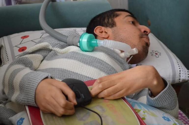 Yüzde 97 engelli Muhammet, tek parmağıyla 3 yılda film senaryosu yazdı