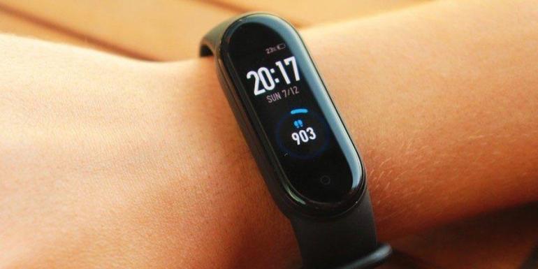 Xiaomi Mi Band 5 şarj olurken patladı