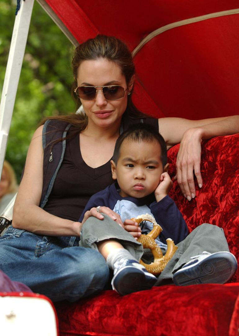 Angelina Jolie Kizlari Zahara Ve Shiloh Ile Alisveriste Daha Dun Annesinin Kucagindaydi 14 Yasinda 1 65 Boyunda Magazin Haberleri