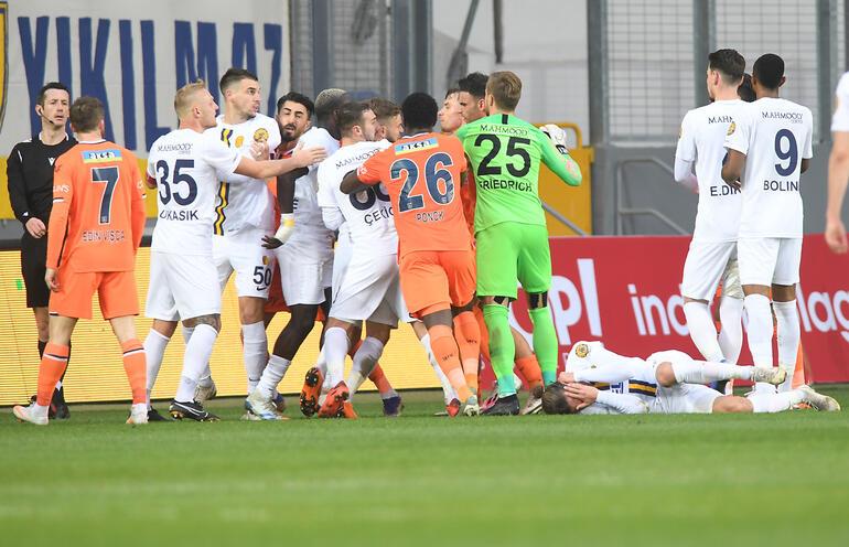 Galatasaray'ın istediği İrfan Can Kahveci, Ankaragücü Başakşehir maçında çok sinirlendi...
