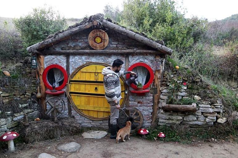 Salgından ve stresten uzak bir hayat... Ağaç evinde doğayla iç içe bir yaşam sürüyor