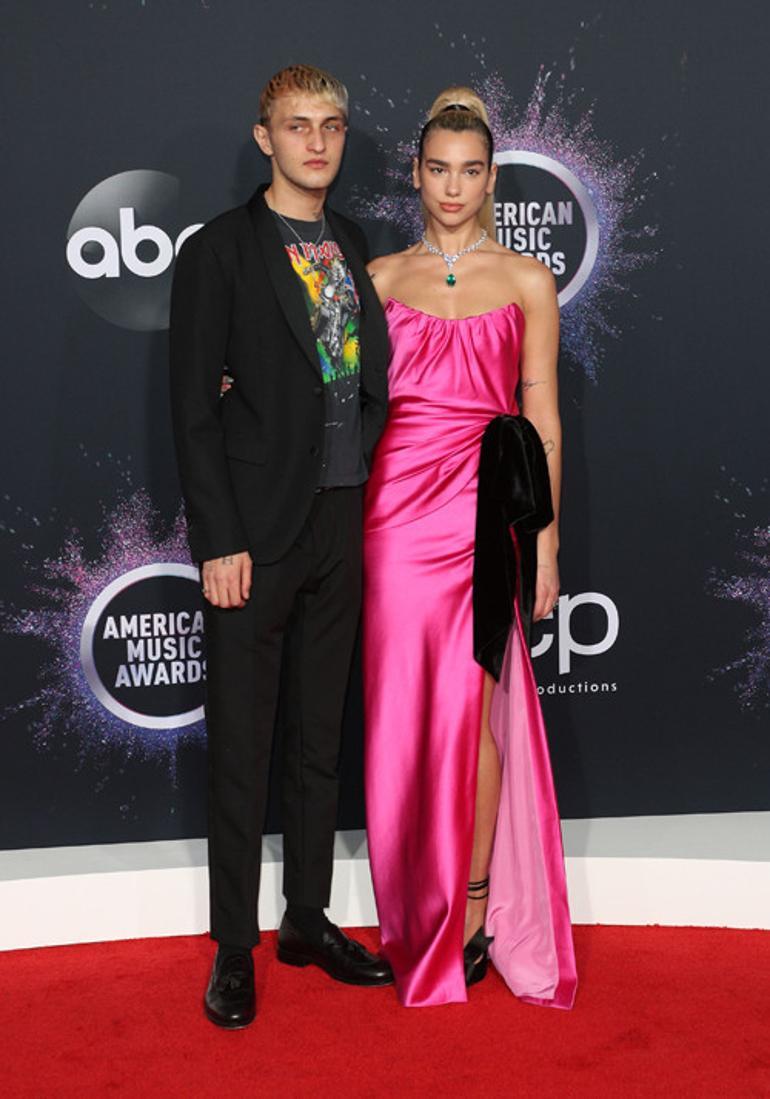 Takipçilerinden eleştiri geldi: Bu elbise hiç olmadı