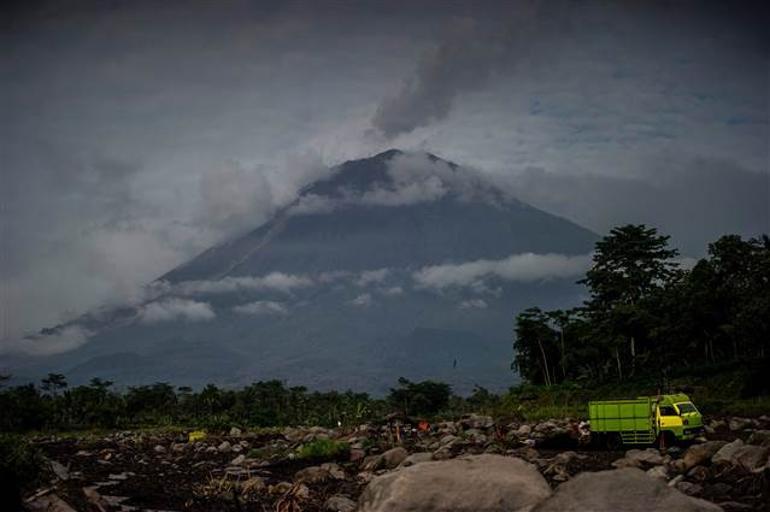 Endonezya'daki Merapi Yanadağı tekrar faaliyete geçti