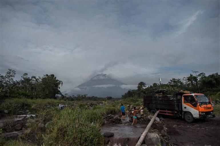 Endonezya'daki Merapi Yanadağı tekrar faaliyete geçti