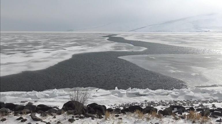 Çıldır Gölü'nde iki farklı manzara; bir yanı çözüldü, bir yanı hala buzlu