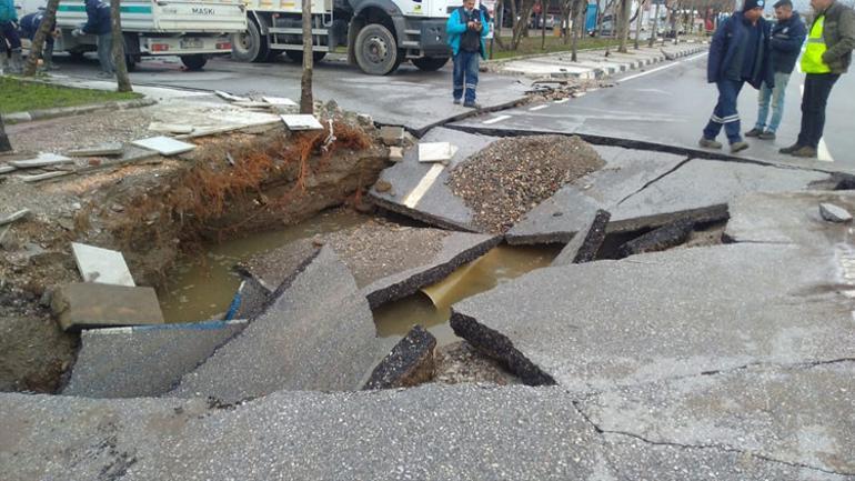 Manisada asfalt yol çöktü