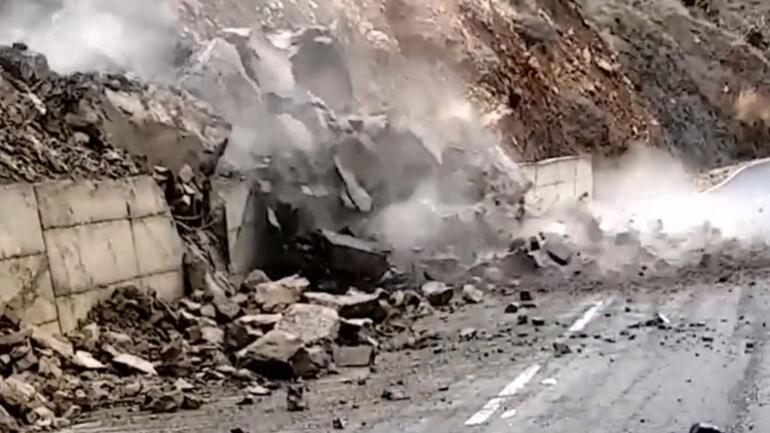 Korku dolu anlar Dev kaya parçası yolu trafiğe kapattı