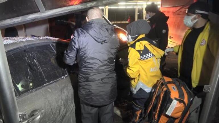Bursada feci kaza Önce otobüse çarptı sonra durağa daldı: Ölü ve yaralılar var