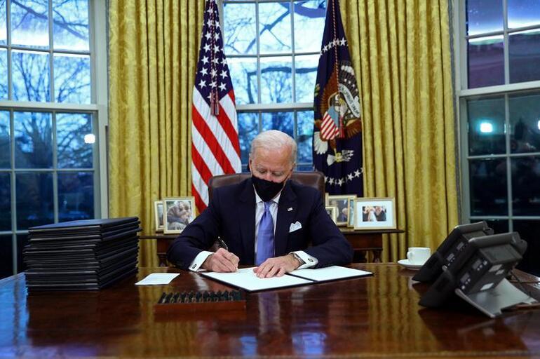 ABD’nin yeni Başkanı Joe Biden, Trump’ın kırmızı düğmesini Oval Ofis’ten kaldırttı