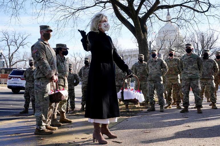İlk günden skandal... First Lady askerlere 'kurabiye' taşıdı!