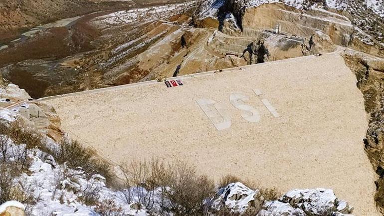 Η «Κωνσταντινούπολη» έχει φτάσει στη θάλασσα, ο κόσμος παρακολουθεί με φθόνο