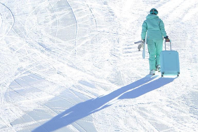 Ukraynalı turist görenleri şaşırttı... Palandöken'de bavulu ile snowboard yaptı