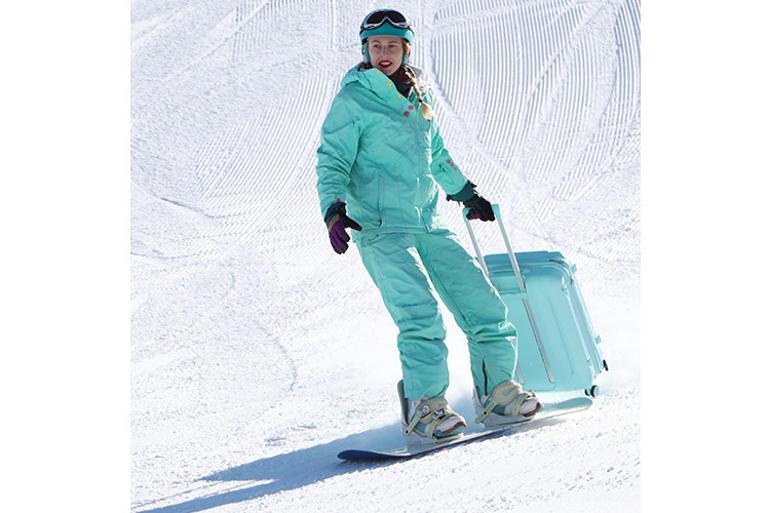 Ukraynalı turist görenleri şaşırttı... Palandöken'de bavulu ile snowboard yaptı