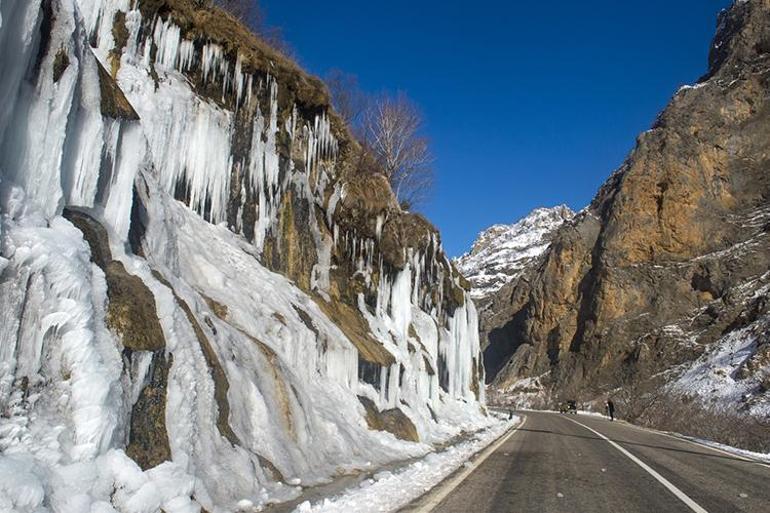 Buz tutan "Ağlayan Kayalar" eşsiz güzellikteki Pülümür Vadisi'nin incisi oldu