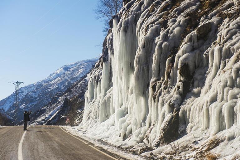 Buz tutan "Ağlayan Kayalar" eşsiz güzellikteki Pülümür Vadisi'nin incisi oldu